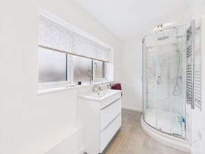 En-suite shower room- click for photo gallery